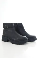 Botinetas de cuero negro con suela track y taco bajo. Presentan una correa decorativa con hebilla metálica alrededor del tobillo y cierre lateral interno.