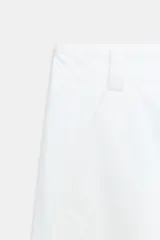 Pantalón barrel color azul marino, de tiro bajo, pernera holgada con diseño redondeado que se estrecha hacia el tobillo, con bolsillos delanteros y cierre frontal.