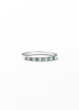 Anillo tipo sin fin fabricado en plata 925, con una hilera de zirconias alternadas en color verde y transparente.