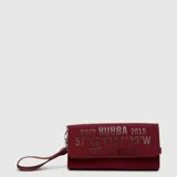Billetera Bubba color beige, de diseño rectangular con cierre y correa de mano integrada.