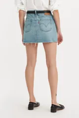 Minifalda de jean celeste con lavado claro, tiro alto, cinco bolsillos, cierre frontal con botón metálico y ruedo desflecado.