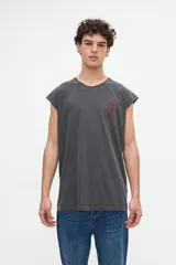Musculosa gris oscuro con efecto lavado, corte relaxed y estampa en la espalda con la frase "Beyond the noise find your signal" en tono bordó.