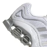 Championes adidas Megaride O1 de diseño técnico, color blanco con detalles en gris plateado. Presentan una estructura de malla transpirable, refuerzos sintéticos y una suela distintiva con tecnología de amortiguación visible en el talón.