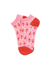 Medias cortas de algodón color rosa con estampado de corazones rojos y flores blancas, con talón y puntera en color rojo.