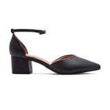 Zapato de vestir negro con punta fina, escote lateral y pulsera al tobillo con hebilla dorada. Tiene taco cuadrado.
