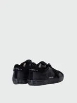 Zapatillas Golden Goose Super-Star de hombre, confeccionadas en napa y gamuza negra, con el diseño característico de la estrella en el lateral, suela de goma y acabado desgastado.