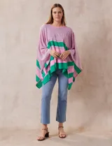 Poncho tejido marca Do Everything In Love, con rayas horizontales rosas y verdes.