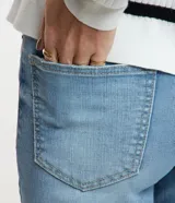 Pantalón de jean de corte recto cropped, con trabillas en la cintura, bolsillos y cierre frontal con botón y cremallera.