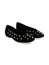 Ballerinas de cuero nobuck color negro, con punta cuadrada y apliques metálicos niquelados en la parte frontal.