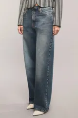 Jeans Irony de calce loose y tiro largo, color azul mid blue con lavado artesanal y matizados claros. Confeccionado en tejido 100% algodón.