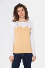 Buzo de tejido de punto con diseño bicolor, combinando blanco en la parte superior y mangas con un tono celeste grisáceo en el cuerpo, presentando un patrón geométrico en la unión de los colores. Posee cuello redondo y mangas largas.