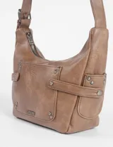 Bandolera de cuero vegano color beige, con diseño de bolsillo frontal decorado con tachas metálicas y correa larga regulable.