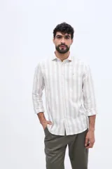 Camisa de manga larga con diseño de rayas verticales, confeccionada en mezcla de lino y algodón, con cuello camisero y cierre frontal de botones.