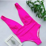 Malla entera con escote en V, color rojo, negro y fucsia.