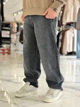 Pantalón de jean baggy color celeste claro, de corte ancho y estilo urbano.