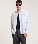 Camisa de manga larga con cuello inglés, confeccionada en algodón con estampado de rayas verticales.