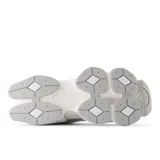 Championes New Balance modelo U9060ERD, unisex, color gris con detalles en blanco, confeccionados en gamuza y malla, con logo "N" característico en los laterales y entresuela ABZORB.