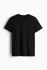 Remera de punto liviano color negro, con cuello redondo ribeteado, mangas cortas y bajo recto. Corte estándar y silueta clásica.