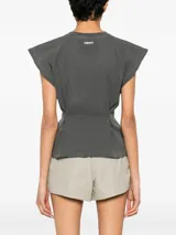Remera sin mangas gris oscura, de corte minimalista y estructurado, con hombreras marcadas y pliegues laterales ajustables que moldean la silueta.