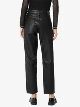 Pantalón negro de sarga con superficie de resina, tiro alto, corte recto, cinco bolsillos, trabillas en la cintura y cierre frontal con cremallera y botón.