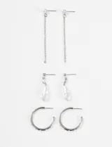 Set de tres pares de aros plateados con detalles de perlas: un par colgantes con cadena, un par con perla colgante y un par tipo argolla con perlas incrustadas.