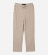 Pantalón de corte recto confeccionado en tejido de algodón y poliéster, con cintura elástica, cordón de ajuste y bolsillos laterales.