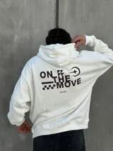 Canguro blanco con capucha ajustable con cordones, bolsillo tipo canguro y puños elásticos.