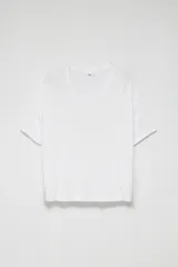 Camiseta blanca de viscosa con escote en V y mangas cortas.