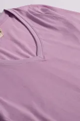 Remera de manga larga con escote en V, confeccionada en algodón de ajuste regular.
