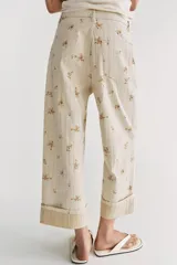 Jeans de tiro medio de la colección ZW de Zara, con diseño tapered leg y largo al tobillo. Color crudo con estampado floral delicado y rayas verticales sutiles, tiro medio con trabillas, cinco bolsillos, vuelta en el dobladillo y cierre frontal con cremallera y botón.