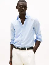 Camisa celeste con microestampado, de corte regular, manga larga y logo de Tommy Hilfiger bordado en el pecho.