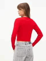 Saco rojo de tejido de punto con escote en V y lazo de ajuste en el frente.