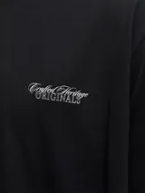 Remera de manga corta y cuello redondo con calce relajado. Confeccionada en algodón orgánico, presenta un diseño minimalista con una pequeña estampa tipográfica en el pecho.