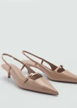 Zapato destalonado tipo kitten heel con acabado efecto piel, punta fina y hebilla decorativa metálica en el empeine.