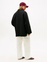 Abrigo oversize Tommy Hilfiger de mezcla de lana de doble cara en color negro, con cuello chimenea, cierre de botones dorados y bolsillos delanteros de parche.