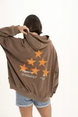 Canguro marrón con capucha, bolsillo tipo canguro y logo de la marca en el pecho.