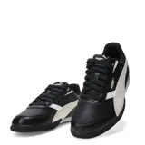 Championes urbanos Puma modelo Bella Donna L, color negro con detalles en beige. Presentan un diseño de perfil bajo con la icónica franja lateral de la marca en contraste, cierre de cordones y suela de goma texturizada.