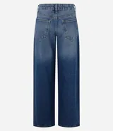 Pantalón wide leg de tiro bajo confeccionado en jean de algodón, con diseño de piernas amplias y bolsillos delanteros y traseros.