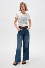 Pantalón jean negro de tiro alto y corte recto.