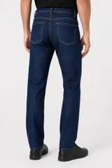 Pantalón jean skinny de tiro bajo y color azul medio.