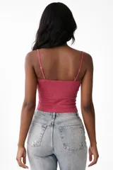 Top de algodón con breteles finos, diseño al cuerpo y escote en V.