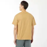 Camiseta color beige de manga corta y cuello redondo, con bolsillo en el pecho.