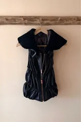 Chaleco de cuero ovino negro con doble cierre rose gold y cuello desmontable de lanar.