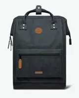 Mochila urbana Cabaia modelo Adventurer, color gris oscuro con detalles en cuero sintético color suela. Cuenta con compartimento principal con cierre, bolsillo frontal con cierre, asas superiores y base reforzada.