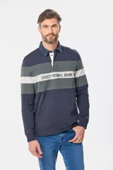 Remera polo de manga larga con cuello clásico de denim, diseño a rayas horizontales en azul marino, gris y blanco, y bordado con la leyenda "Legacy Original Brand".