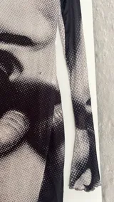 Minivestido ajustado con cuello alto y mangas largas acampanadas, con estampado abstracto en blanco y negro.