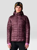 Campera puffer con capucha Mountain Hardwear Ghost Whisperer, color bordó, confeccionada con tejido ripstop ultraligero y aislamiento de plumón, con cierre frontal y bolsillos laterales.