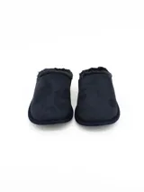 Pantuflas cerradas de estilo clásico en color azul marino, con interior forrado en piel sintética suave y suela de goma.