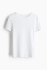 Remera blanca de manga corta en punto acanalado de algodón, con diseño entallado, cuello redondo fino ribeteado y bajo recto.