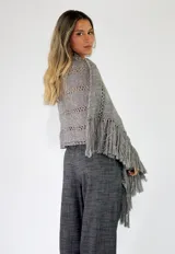 Pashmina de punto color crudo, con diseño calado de rayas verticales y flecos largos en los bordes.
